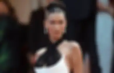 Tampil di Festival Film Cannes, Bella Hadid Seksi Berkalung Paru