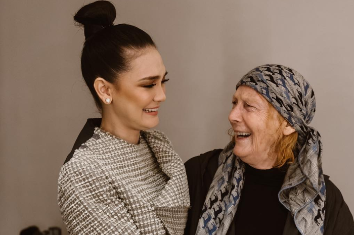 Luna Maya dan sang ibunda, Desa Maya Waltraud Maiyer
