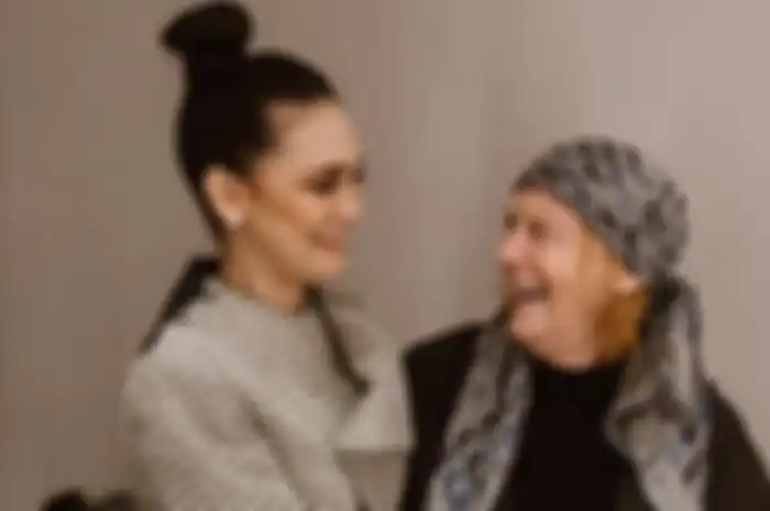 Luna Maya dan sang ibunda, Desa Maya Waltraud Maiyer