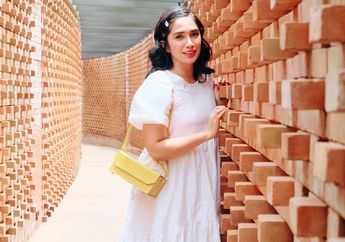 Tak Bisa Kumpul Bareng Geng Sosialita Gegara Pandemi Virus Corona, Ussy Sulistiawaty Pamer Foto Pakai Masker Kembaran, Netizen: Artis Mah Enak Tabungan Nggak Habis-habis!