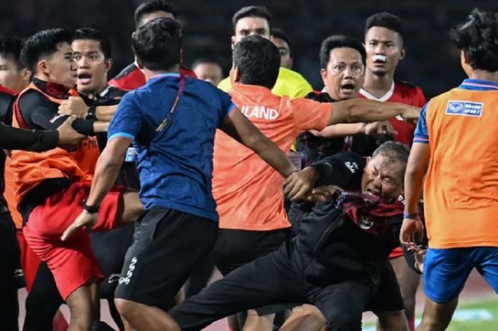 Manajer Timnas U-22 Indonesia Sumardji (kedua dari kanan) menjadi korban pemukulan ofisial Thailand dalam keributan final SEA Games 2023 di Kamboja.