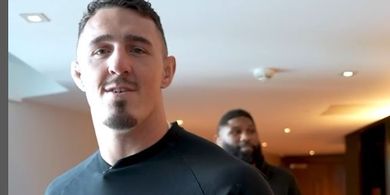 Tangan Siap Melayang, Tom Aspinall Peringatkan Penggemar Jangan Bertingkah Sembarangan