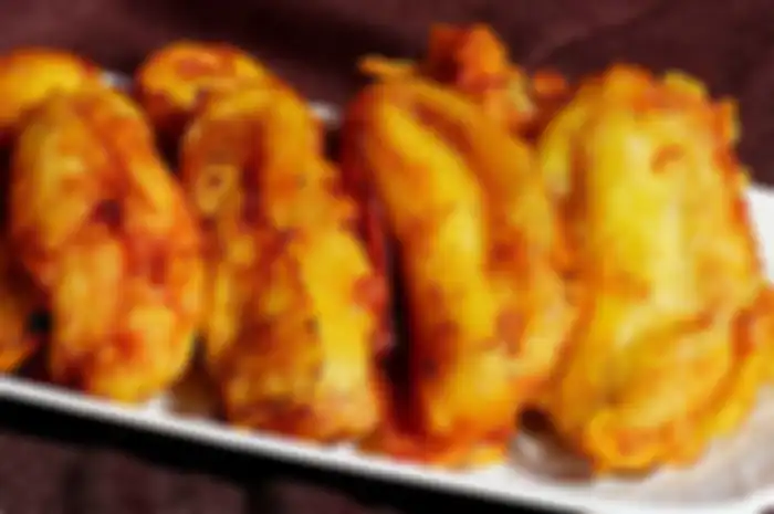 Pisang goreng renyah mirip pedagang gorengan.