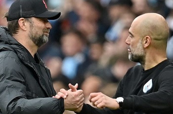 Pelatih Liverpool, Juergen Klopp (kiri), bersalaman dengan pelatih Manchester City, Pep Guardiola, seusai laga Liga Inggris di Stadion Etihad, 10 April 2022.