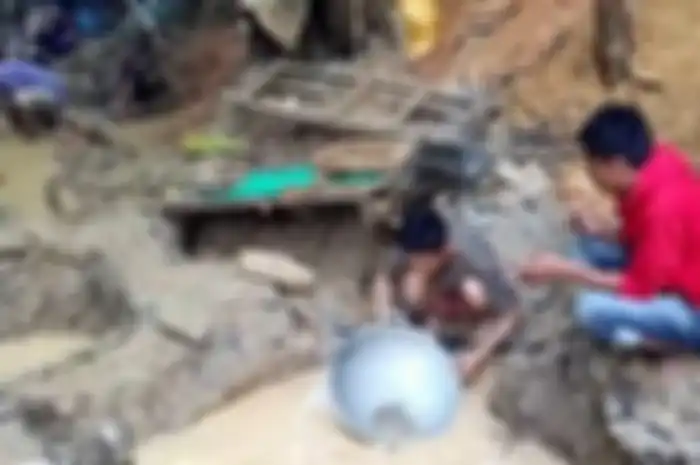Warga Desa Ulunggolaka, Kecamatan Latambaga, Kabupaten Kolaka, Sulawesi Tenggara memanen emas di sungai.