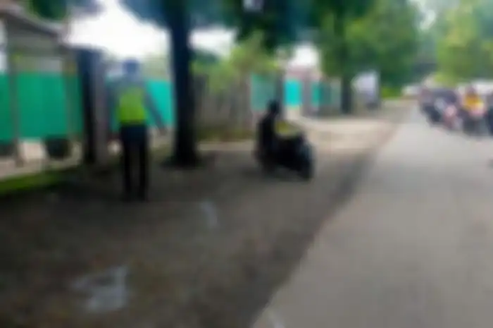 Polisi berangkat dinas naik Honda BeAT tewas adu banteng dengan angkot di Gresik.