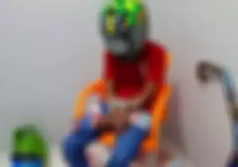 Meme Kocak Biker Dilempar Uang oleh Istri, Beli Helm Rp 3,5 Juta Bilangnya Rp 350 Ribu