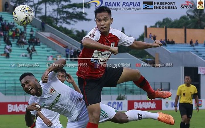 Striker Kalteng Putra, Patrich Wanggai, Berhasil Mencetak Gol Spektakuler Ala Zinedine Zidane ke Gawang Persipura di Laga Terakhir Babak Penyisihan Grup C Piala Presiden 2019 di Stadion Moch. Soebroto, Magelang, Sabtu (16/3/2019).