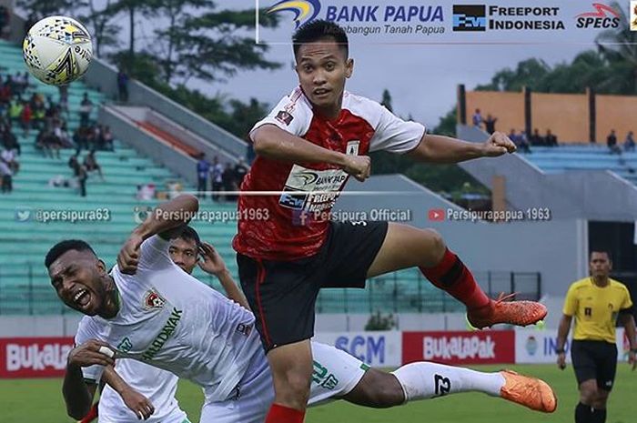 Striker Kalteng Putra, Patrich Wanggai, Berhasil Mencetak Gol Spektakuler Ala Zinedine Zidane ke Gawang Persipura di Laga Terakhir Babak Penyisihan Grup C Piala Presiden 2019 di Stadion Moch. Soebroto, Magelang, Sabtu (16/3/2019).