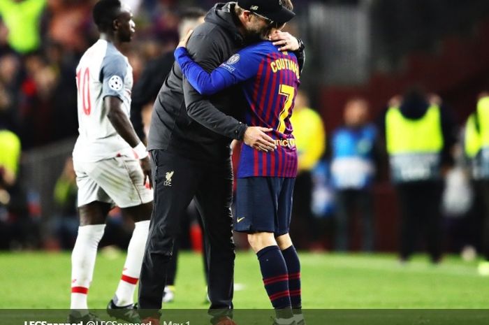 Juergen Klopp memeluk Philippe Coutinho ketika pertandingan Liverpool melawan Barcelona di Stadion Anfield telah usai.