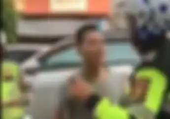 Video Detik-detik Pemotor Nekat Dorong dan Bentak Polisi, Surat Tilang Nyaris Direbut