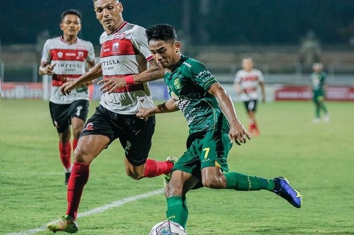 Pemain Persebaya Marselino Ferdinand sedang mencoba melewati pemain Madura United