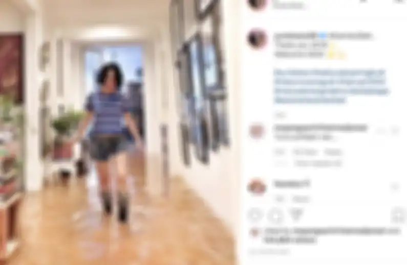 Gunakan Boots Seharga $390, Artis Wanita Ini Ternyata Santai Hadapi Banjir di Rumahnya, Sambil Ngopi-ngopi di Teras