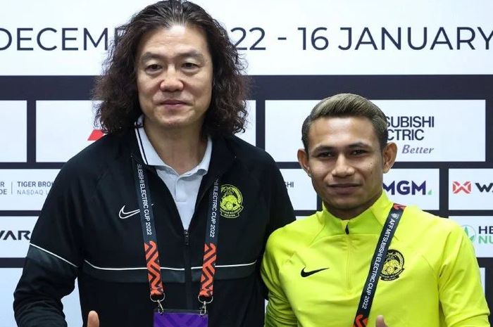 Pelatih Timnas Malaysia, Kim Pan-gon (kiri), bersama anak asuhnya Faisal Halim.