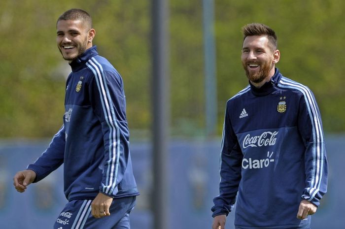 Mauro Icardi (kiri) dan Lionel Messi saat berlatih di pemusatan latihan timnas Argentina (8/10/2017).