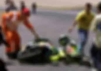 Ngeri.. Valentino Rossi Pernah Tabrak Orang Saat Selebrasi Kemenangan, Lihat Videonya