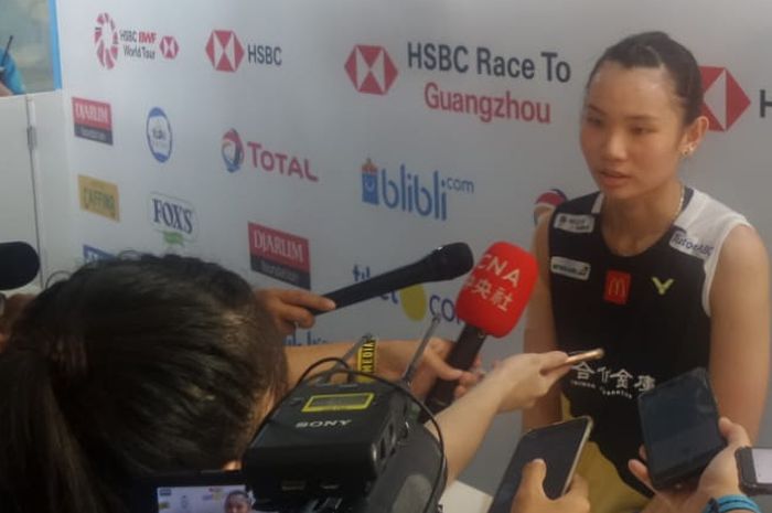 Pebulu tangkis tunggal putri Taiwan, Tai Tzu Ying, menjawab pertanyaan awak media di area mixed zone setelah tersingkir dari babak semifinal Indonesia Open 2019.