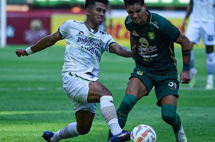 Duel antara Putu Gede Juniantara (kiri) dan Bruno Moreira (kanan) di laga pekan ke-15 Liga 1 2023-2024 antara Persebaya Surabaya melawan Persib Bandung.