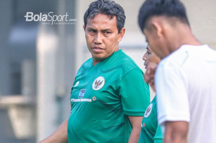 Pelatih timnas U-17 Indonesia, Bima Sakti, sedang memantau para pemainnya saat berlatih di Lapangan A, Senayan, Jakarta, Kamis (27/7/2023).