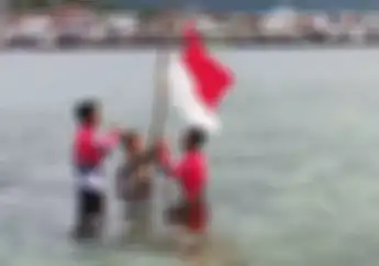 Keren, ARCI Banggai Chapter Gelar Upacara Bendera di Tengah Laut