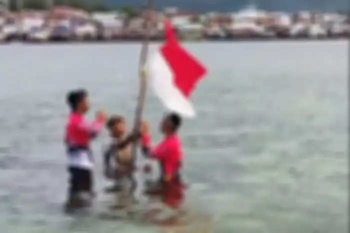 ARCI Banggai Chapter Gelar Upacara Bendera di Tengah Laut