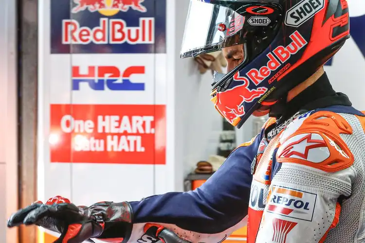 Manajer Suzuki MotoGP Livio Suppo Sampai Heran Honda Izinkan Marc Marquez Balapan Usai Cedera