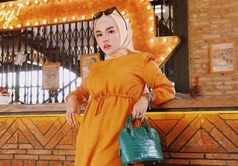 Mantap Lepas Hijab, Medina Zein Tak Ragu Pakai Baju Melorot Pamer Bahu hingga Paha Putih Mulus