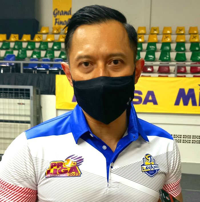 Pembina sekaligus pemilik tim bola voli putra Bogor LavAni, Agus Harimurti Yudhoyono (AHY) saat menonton partai Grand Final Proliga 2022 di Padepokan Voli Jenderal Kunarto, Sentul, Jawa Barat, Minggu (27/3/2022).