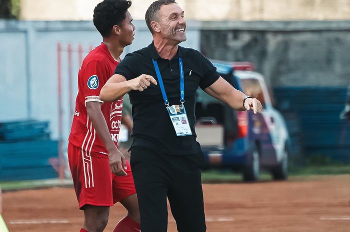 Pelatih Persija Jakarta, Thomas Doll, saat pertandingan melawan PSS Sleman.