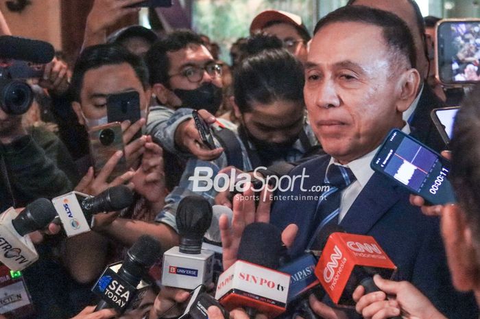 Ketua Umum PSSI, Mochamad Iriawan, sedang memberikan keterangan kepada awak media saat tiba menghadiri Kongres Luar Biasa di Hotel Sangri-La, Jakara, 16 Februari 2023.