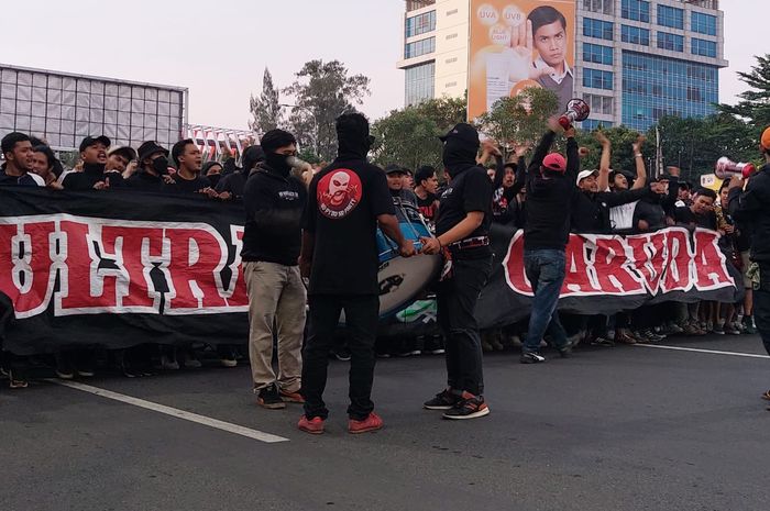 Suporter timnas U-19 Indonesia menyanyikan yel-yel untuk mendukung skuad Garuda Nusantara sebelum masuk Stadion Patriot Candrabhaga, Bekasi, Jawa Barat, Minggu (10/7/2022).