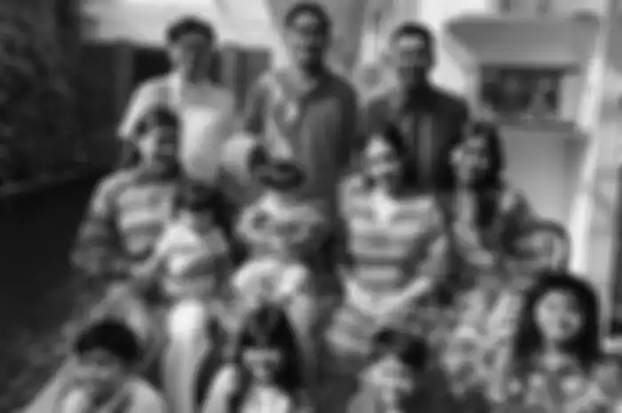 Nagita Slavina bersama keluarga besar rayakan hari Lebaran bersama kenakan busana seragam bernuansa warna merah