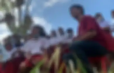 Kunjungi NTT, Rian D'Masiv Hibur Anak-anak Korban Bencana Banjir