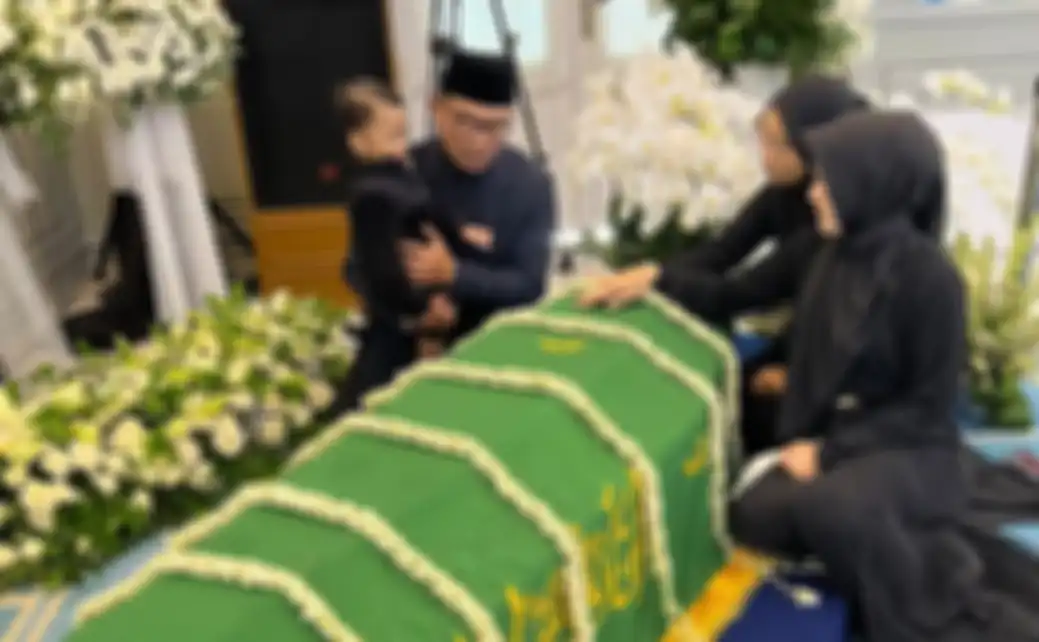 Foto Ridwan Kamil dan Keluarga Saat prosesi Jenazah Eril