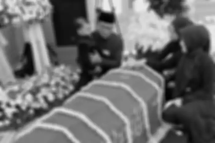 Foto Ridwan Kamil dan Keluarga Saat prosesi Jenazah Eril