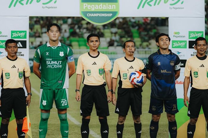 Pemain PSMS Medan dan Persikad Depok, berfoto bersama sebelum pertandingan, Sabtu (11/10/2025).