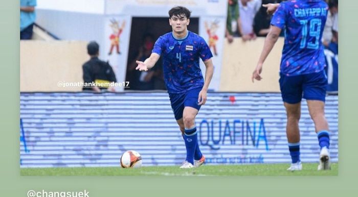 Bek timnas U-23 Thailand, Jonathan Khemdee, sedang menguasai bola.