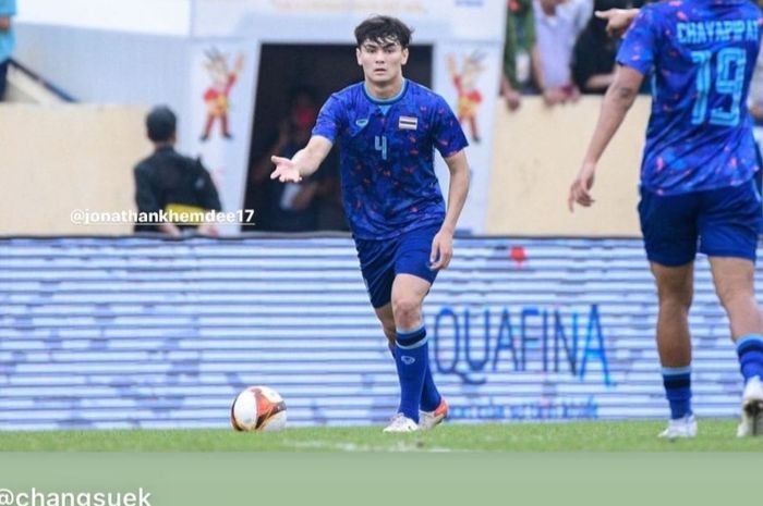 Bek timnas U-23 Thailand, Jonathan Khemdee, sedang menguasai bola.