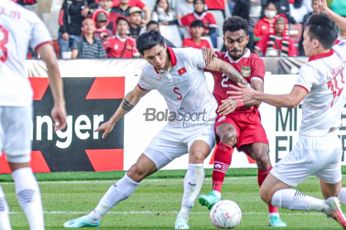 Pemain timnas Indonesia, Yakob Sayuri (tengah), tampak sedang berebut bola dengan Doan Van Hau (kiri) sebagai bek sayap kiri timnas Vietnam saat berlaga pada leg pertama semifinal Piala AFF 2022 di Stadion Gelora Bung Karno, Senayan, Jakarta, 6 Desember 2023.