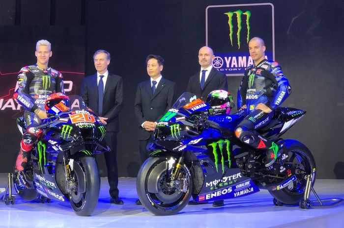 Dua pembalap Yamaha, Fabio Quartararo (kiri) dan Franco Morbidelli (kanan) saat menghadiri acara peluncuran tim untuk MotoGP 2023 di Jakarta, Selasa (17/1/2023)