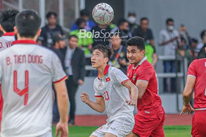 Bek sayap kanan timnas Indonesia, Asnawi Mangkualam Bahar (kanan), sedang berebut bola dengan pemain timnas Vietnam bernama Phan Van Duc (kiri) dalam laga leg pertama semifinal Piala AFF 2022 di Stadion Gelora Bung Karno, Senayan, Jakarta, 6 Januari 2023.