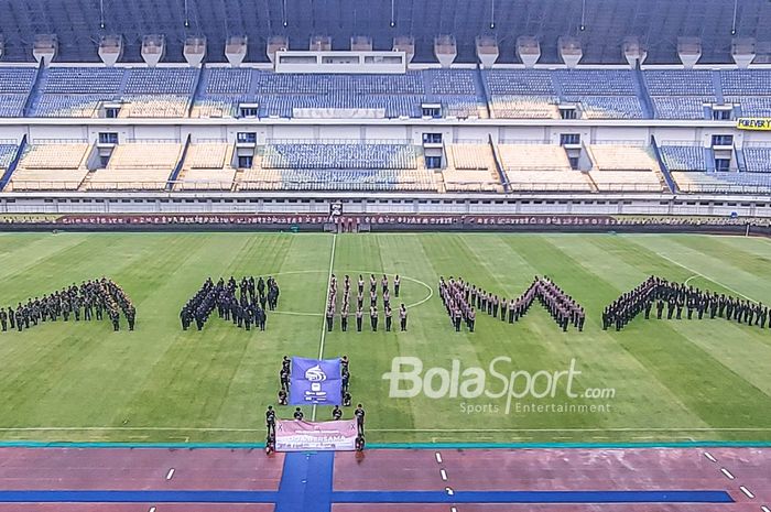 Solidaritas untuk para korban jiwa yang ricuh seusai laga Arema FC kontra Persebaya Surabaya di Gelora Bandung Lautan Api, Bandung, Jawa Barat, 2 Oktober 2022.