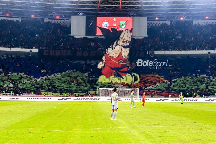 Suporter Persija, The Jakmania, melakukan aksi koreografi dalam laga pekan kelima Liga 1 2023 di Stadion Utama Gelora Bung Karno, Senayan, Jakarta, Minggu (30/7/2023).