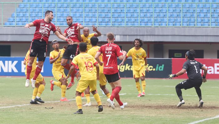 Pemain Bhayangkara FC saat mencoba menghalau serangan dari pemain Bali United di Stadion Patriot Candrabhaga, Bekasi, Jumat (13/9/2019). Kedua tim tidak mampu mencetak gol setelah bermain selama 2x45 menit. Alhasil, laga Bhayangkara FC vs Bali United berakhir dengan skor imbang tanpa gol. Tribunnews