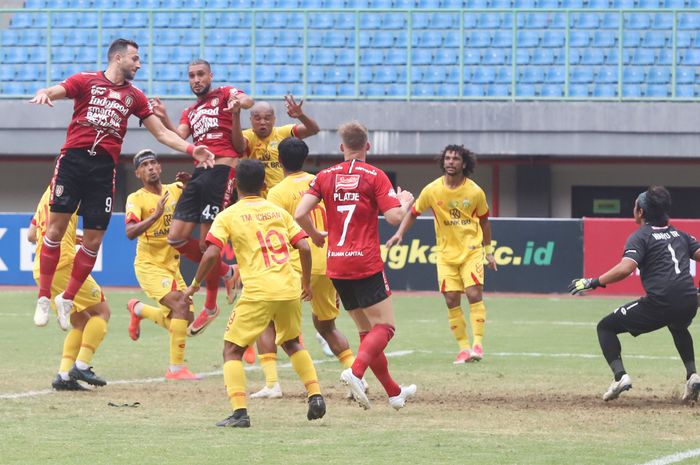 Pemain Bhayangkara FC saat mencoba menghalau serangan dari pemain Bali United di Stadion Patriot Candrabhaga, Bekasi, Jumat (13/9/2019). Kedua tim tidak mampu mencetak gol setelah bermain selama 2x45 menit. Alhasil, laga Bhayangkara FC vs Bali United berakhir dengan skor imbang tanpa gol. Tribunnews