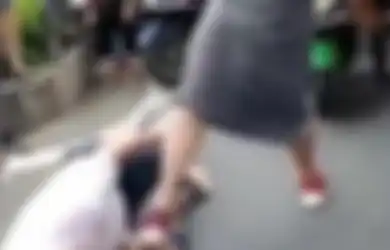 Hati Wanita Mana yang Tak Teriris, Pria ini Justru Lindungi Pelakor Hingga Kewalahan dari Amukan Sang Istri Ketika Ditelanjangi di Depan Umum