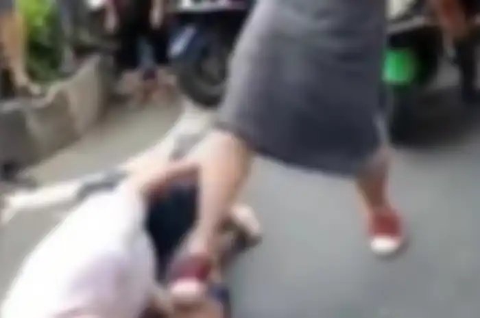 Pelakor Ditendang hingga Ditelanjangi Istri Sah di Depan Umum, Sang Suami Malah Mati-matian Lindungi Selingkuhannya dari Amukan Istrinya