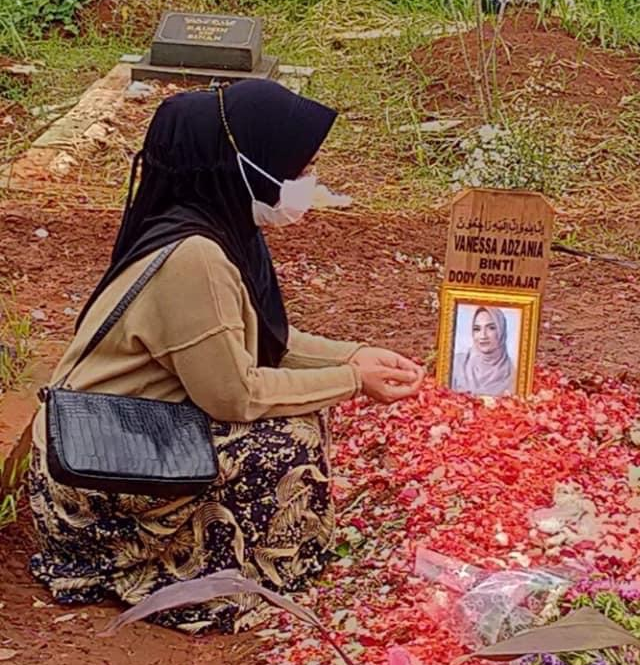 Foto makam Vanessa Angel bak kapal pecah bikin geram netizen di media sosial.