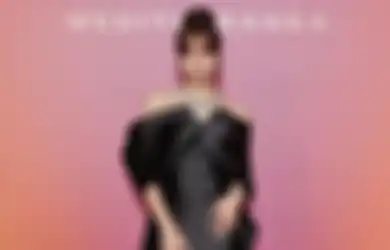 Lisa BLACKPINK Glamor Pakai Outfit Hitam di Acara BVLGARI Mediterranea