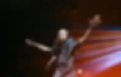 Bantah Stigma Kuno, FSTVLST Ajak Penggemar Perempuan Stage Diving Bareng!